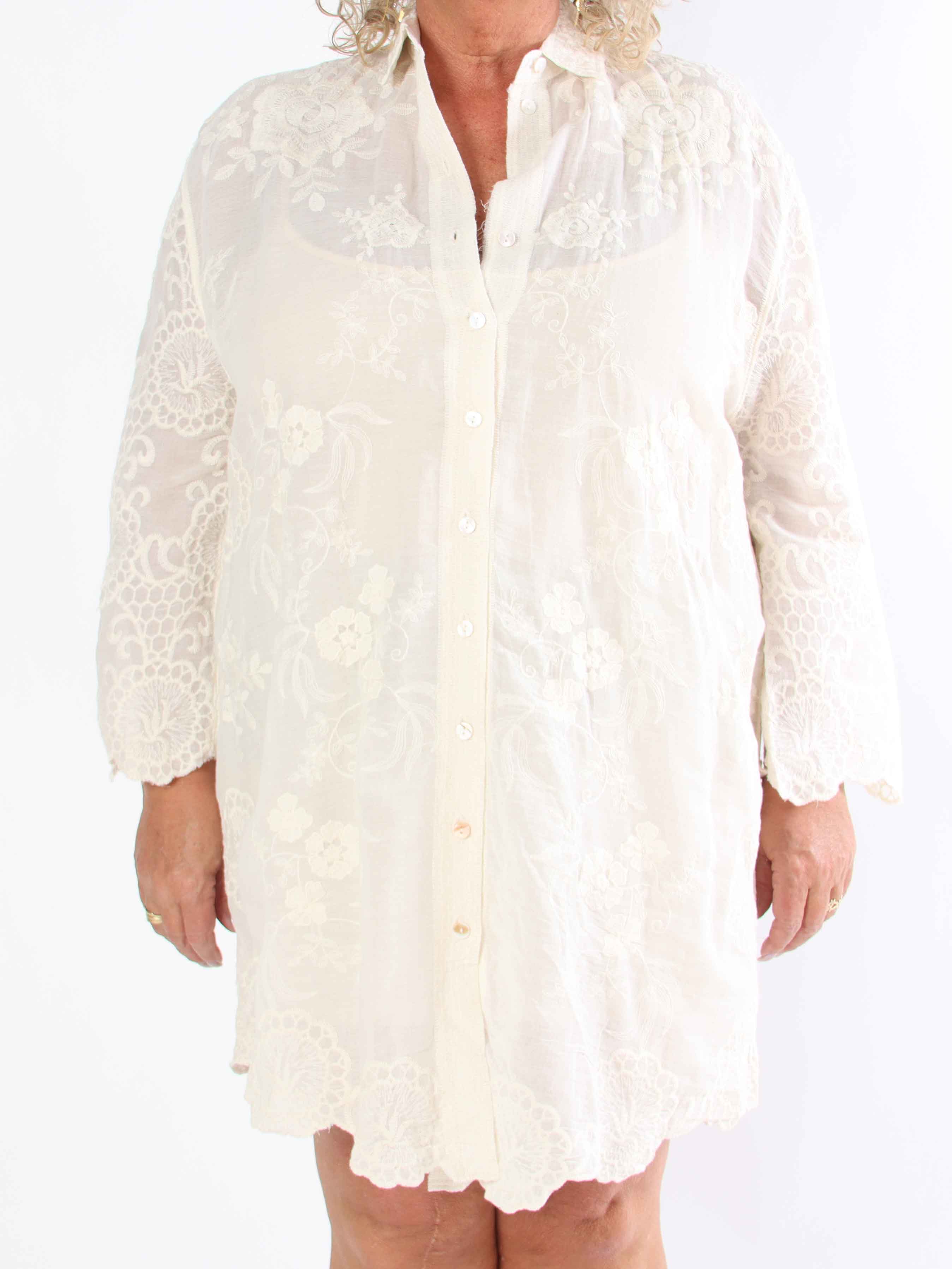 Cynthia - Sød plus size skjorte i bomuld med fine broderinger